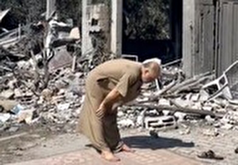 نماز خواندن یک فلسطینی در ویرانه‌های غزه