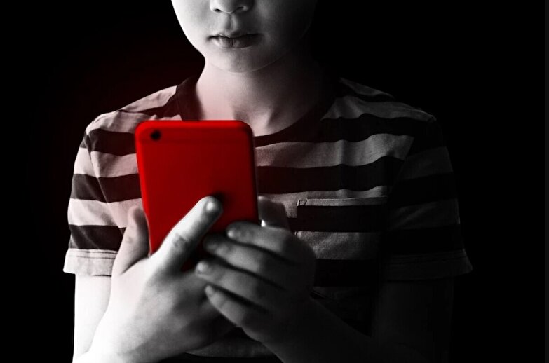 چگونه گوشی‌های تلفن همراه هوشمند مغز کودکان مان را مسموم کردند و چگونه با آن مقابله نماییم؟