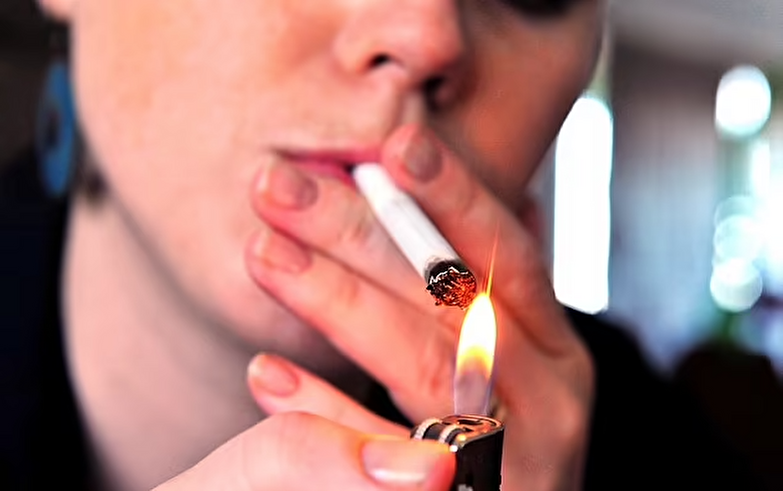 پیشی گرفتن خانم ها از آقایان در سیگار کشیدن