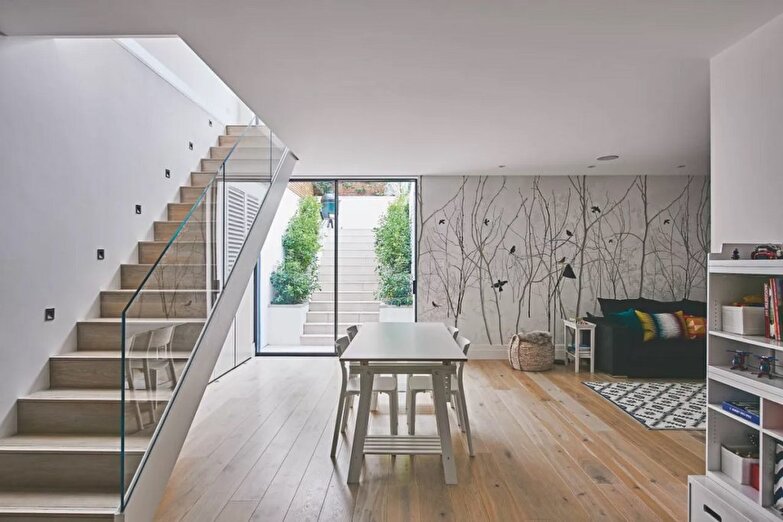۱۰ ایده خلاقانه برای رنگ کردن پله ها که به وسیله آن‌ها می‌توانید فضای خانه را از این رو به آن رو کنین